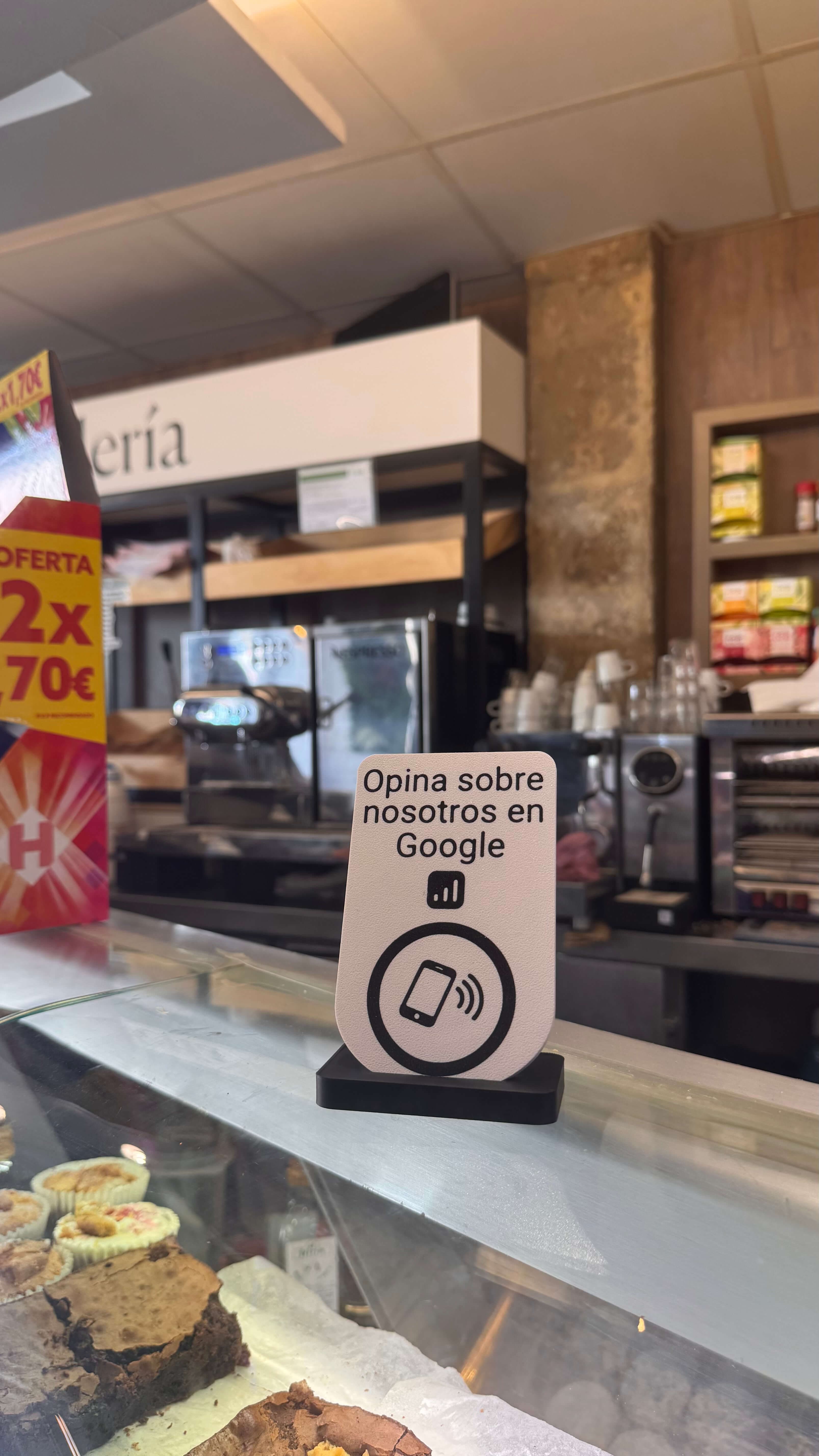 Placa NFC para reseñas en Google sobre el mostrador de una panadería
