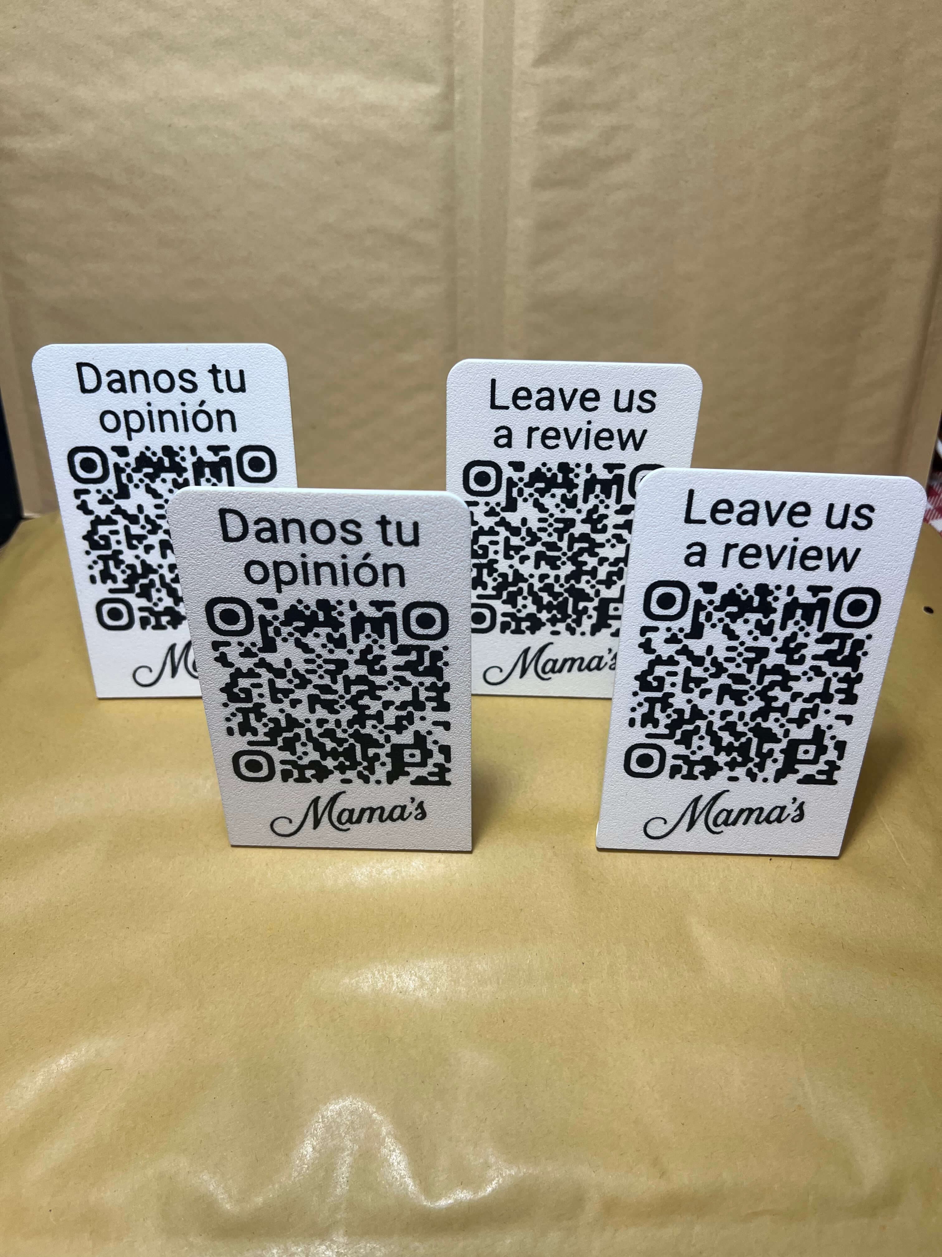 Placas personalizadas de Mama's en español e inglés sobre una mesa