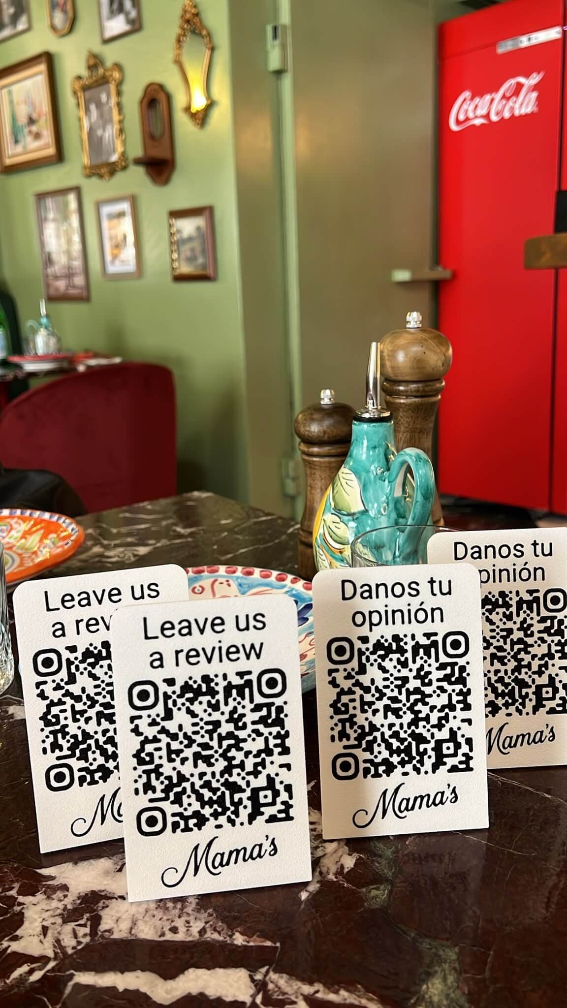 Placas personalizadas con el logo de Mama's, expuestas en su local